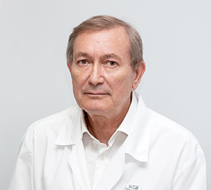 Авдиенко Владимир Петрович, главный врач по амбулаторно-диагностической работе, заслуженный врач рф